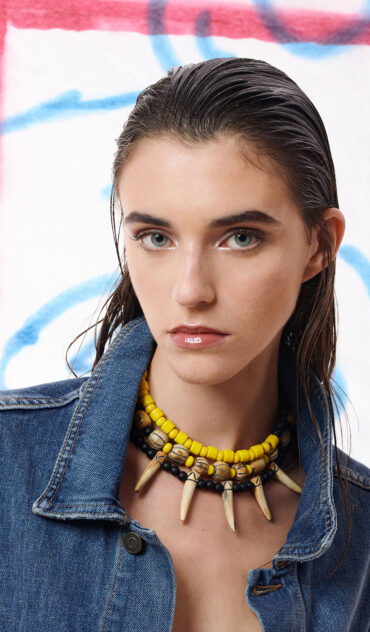 Assa κοντό κολιέ με ματ κοκάλινες χάντρες .