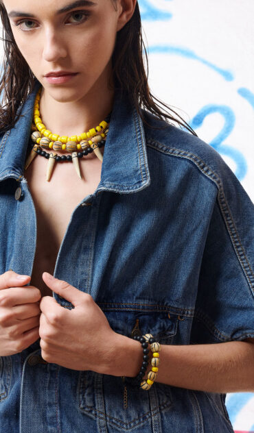 Dahlia κοντό κολιέ με ματ χάντρες kαι στοιχείο κοκάλινα δόντια.