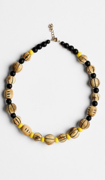 Assa κοντό κολιέ με  ματ κοκάλινες χάντρες .