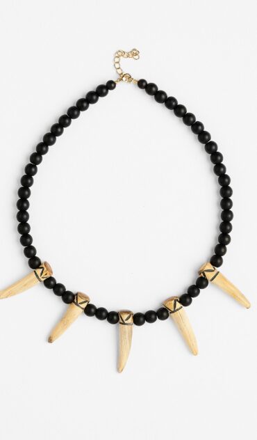 Dahlia κοντό κολιέ με  ματ χάντρες kαι στοιχείο κοκάλινα  δόντια.