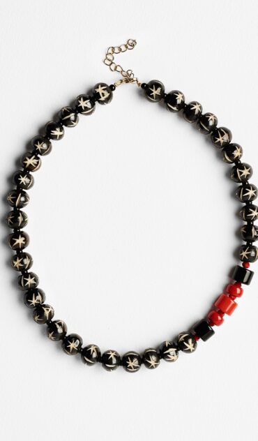 Orion κοντό κολιέ με κοκκάλινες σκαλιστές χάντρες.