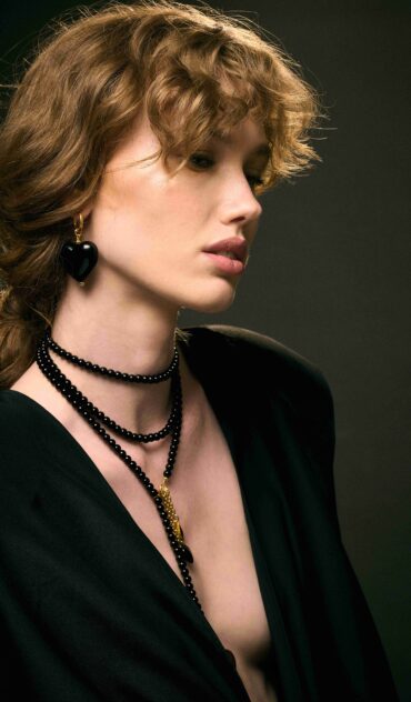 MON COEUR σκουλαρίκι με μαύρες ακρυλικές καρδιές και ατσάλινο κούμπωμα κρίκος.