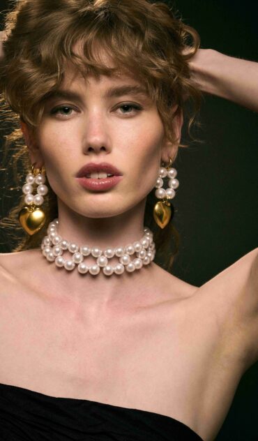 MON AMOUR χρυσό σκουλαρίκι με ατσάλινη επίχρυση καρδιά , πέρλες και ατσάλινο κούμπωμα.