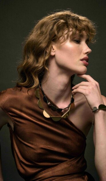 MORGANE κοντό ασημί κολιέ με αιματίτη και μεταλλικά ημικύκλια στοιχεία gun metal.