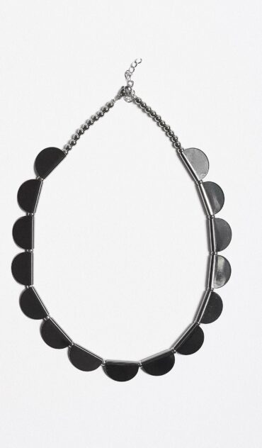 MORGANE κοντό ασημί κολιέ με αιματίτη και μεταλλικά ημικύκλια στοιχεία gun metal.