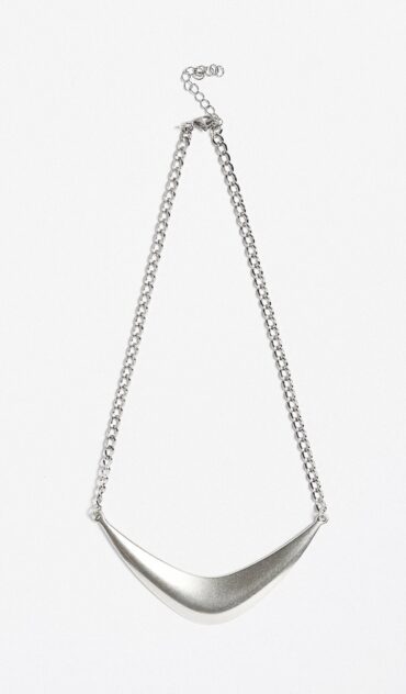 CLAUDE κοντό κολιέ με ατσάλινη αλυσίδα και -V shape επάργυρο αντικέ στοιχείο.