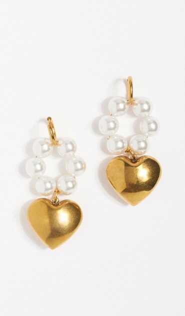 MON AMOUR  χρυσό σκουλαρίκι με ατσάλινη επίχρυση καρδιά , πέρλες και ατσάλινο κούμπωμα.