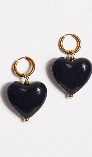 MON COEUR σκουλαρίκι με μαύρες ακρυλικές καρδιές και ατσάλινο κούμπωμα κρίκος.