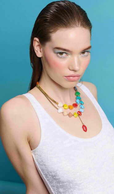 TEAL κολιέ με χρυσή ατσάλινη αλυσίδα, χρωματιστά κρύσταλλα και κρεμαστό χειλάκι.