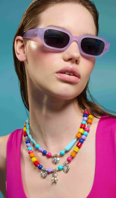 CORAL κολιέ με χρωματιστές ακρυλικές χάντρες, γαλάζιο χαολίτη και επάργυρο στοιχείο καρδιά.