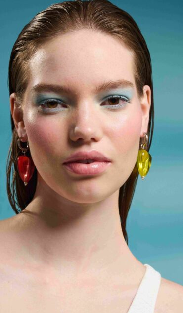 CYANE ατσάλινο σκουλαρίκι με ακρυλίκη διαφάνη καρδιά.