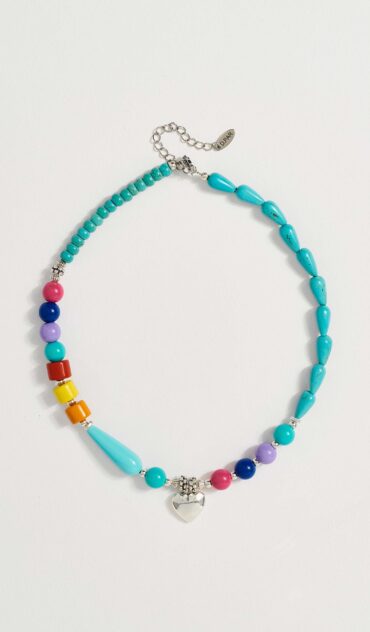 CORAL κολιέ με χρωματιστές ακρυλικές χάντρες, γαλάζιο χαολίτη και επάργυρο στοιχείο καρδιά.
