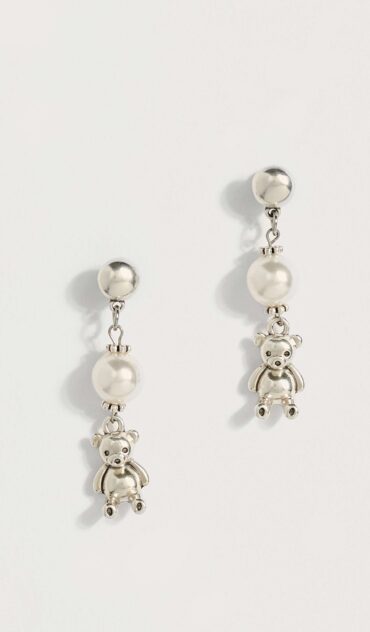 PERLI σκουλαρίκι με λευκή πέρλα και επάργυρο αρκουδάκι.