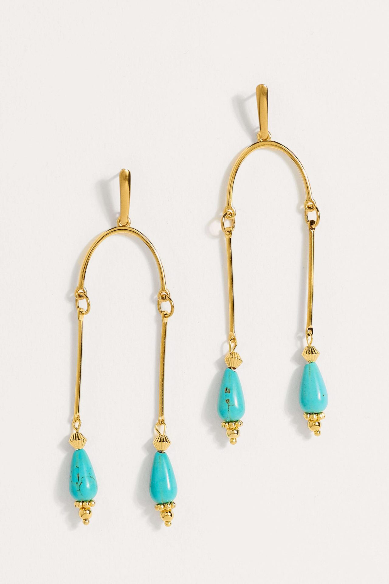 KYMA ατσάλινο σκουλαρίκι με επίχρυσο 24κ στοιχείο και γαλάζιο χαολίτη.