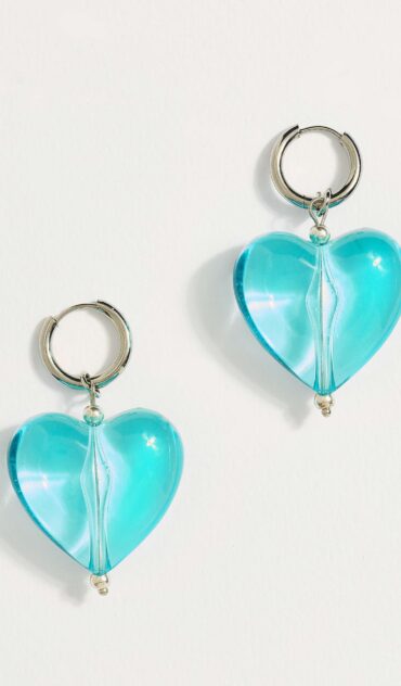 CYANE ατσάλινο σκουλαρίκι με ακρυλίκη διαφάνη καρδιά.